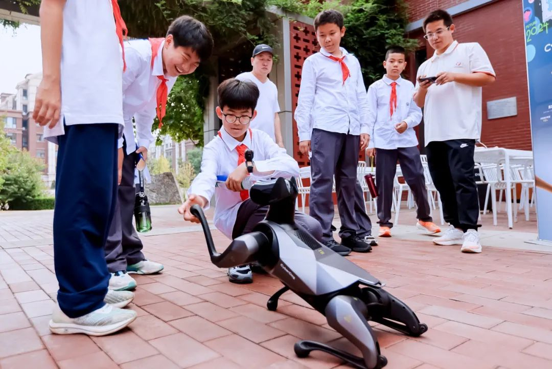 學生與人工智能機器狗互動。學校供圖.jpg