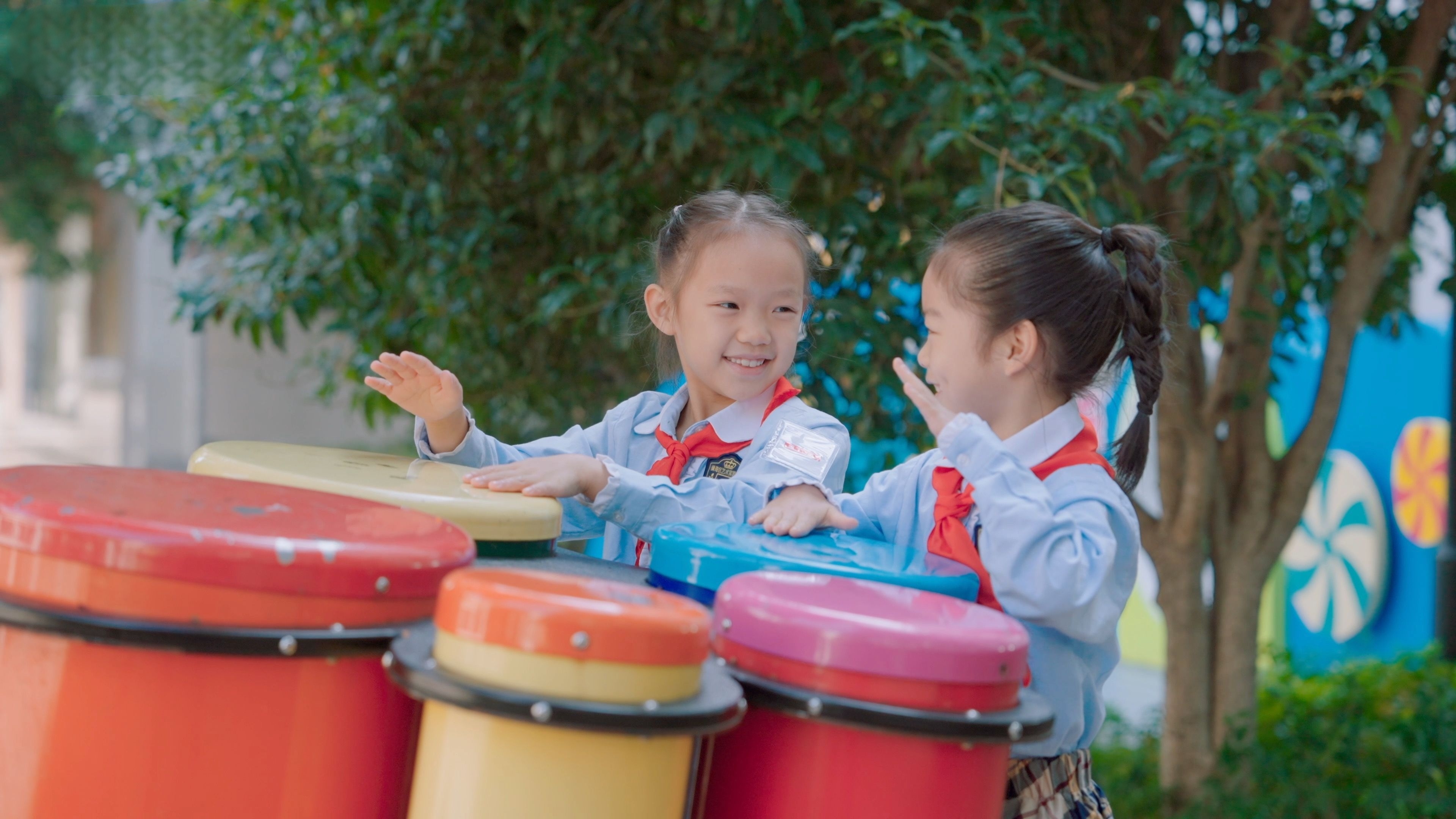 鎮(zhèn)海區(qū)藝術實驗小學學生在課間即興演奏 學校供圖.jpg