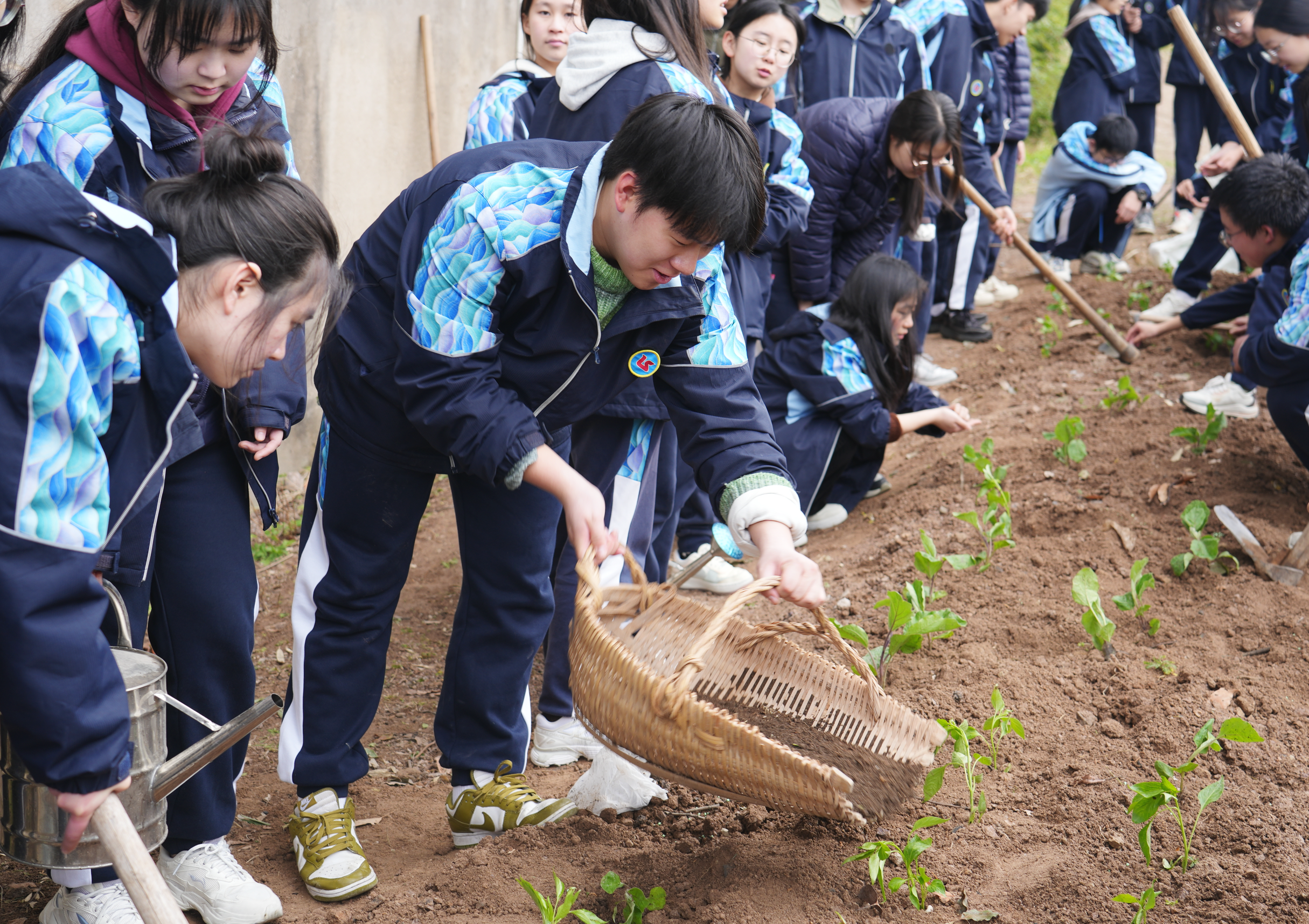 寧波正始中學學生在勞動實踐基地參與春耕活動 學校供圖1.png