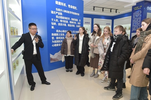 來訪師生參觀生命科學館。學校供圖。.jpg