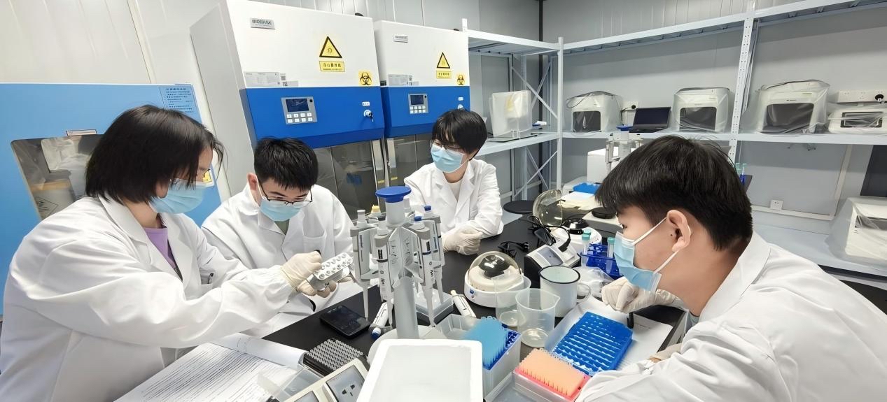把課堂搬到實驗室，學生在做“個體基因解密實驗”預實驗。學校供圖