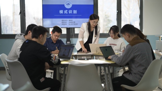 謝鳳英指導(dǎo)學(xué)生。資料圖片.jpg