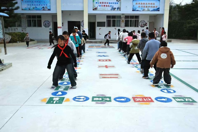 和平小學學生開展地面游戲.jpg
