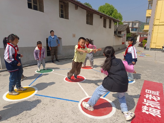 碧城鎮(zhèn)小學師生在玩貓抓老鼠游戲.jpg