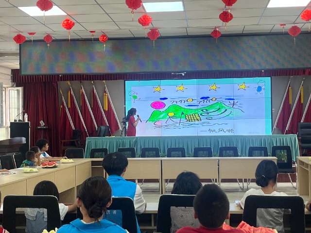 寧波職業(yè)技術(shù)大學(xué)“石榴結(jié)籽·同音同心”暑期社會(huì)實(shí)踐團(tuán)隊(duì)語言教學(xué)現(xiàn)場(chǎng) 學(xué)校供圖.jpg