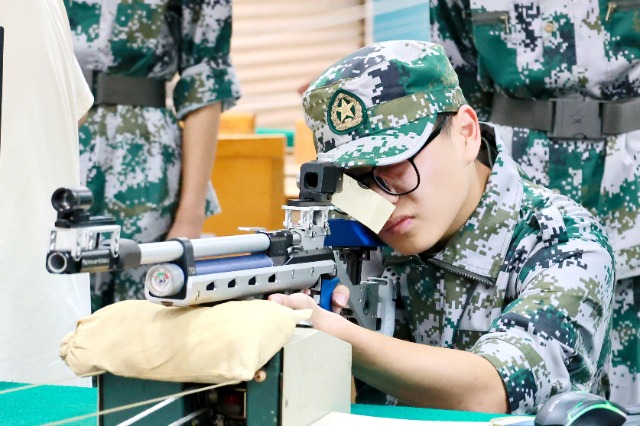 新生進行模擬射擊3.JPG