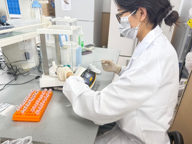 土壤生物普查團隊成員在實驗室測樣 學校供圖.jpg 土壤生物普查團隊成員在實驗室測樣 學校供圖.jpg